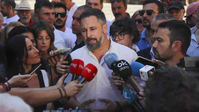 Santiago Abascal atiende a la prensa en un acto de Vox en Cáceres