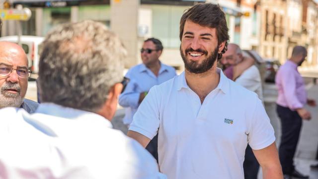 El vicepresidente de la Junta, Juan García-Gallardo, saluda a un ciudadano en el municipio segoviano de Villacastín, este domingo.