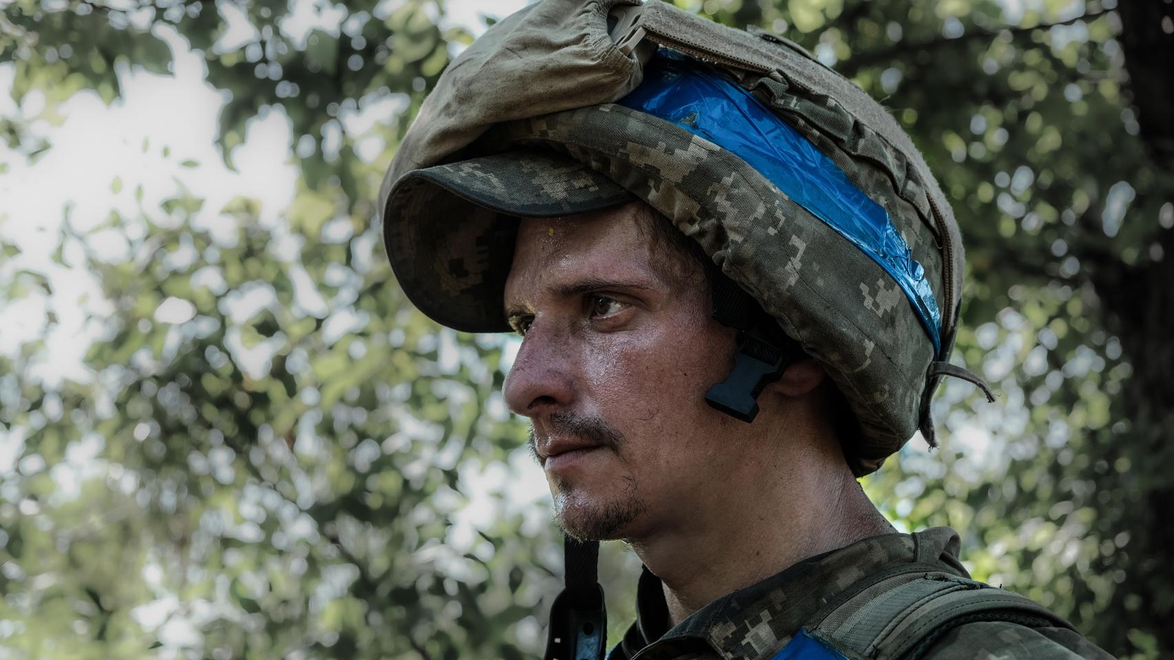 A Ukrainian soldier from the 28th Brigade listens to the instructions of his instructor