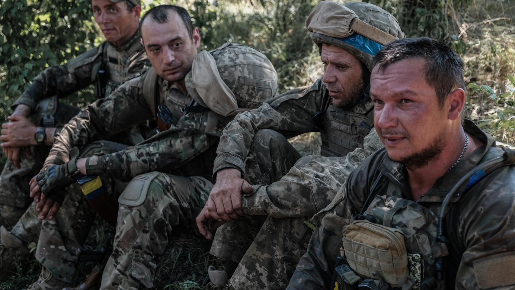 Conscripts from the 28th Brigade of the Ukrainian Army rest for a moment in the middle of a day of instruction