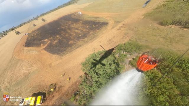 Imagen del operativo de INFOCAL trabajando sobre el terreno en el incendio de Vega de Ruiponce, este domingo.