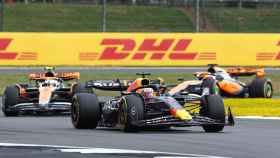 Verstappen adelanta a Lando Norris en el Gran Premio de Gran Bretaña.