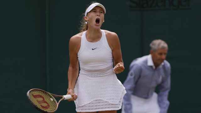 Mirra Andreva celebra con efusividad un punto en la tercera ronda de Wimbledon.