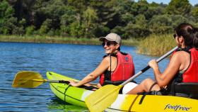 Isabel Rodríguez navegando en kayak en las Lagunas de Ruidera. Foto: PSOE.