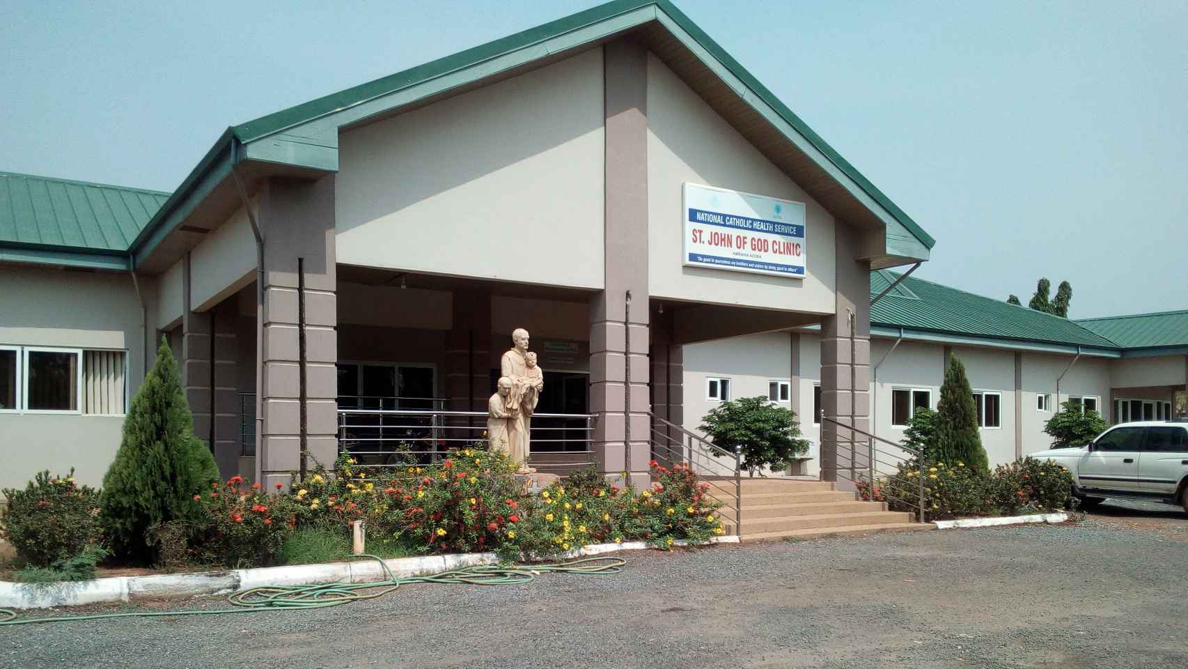 Fachada de la clínica San Juan de Dios de Amrahia (Ghana).