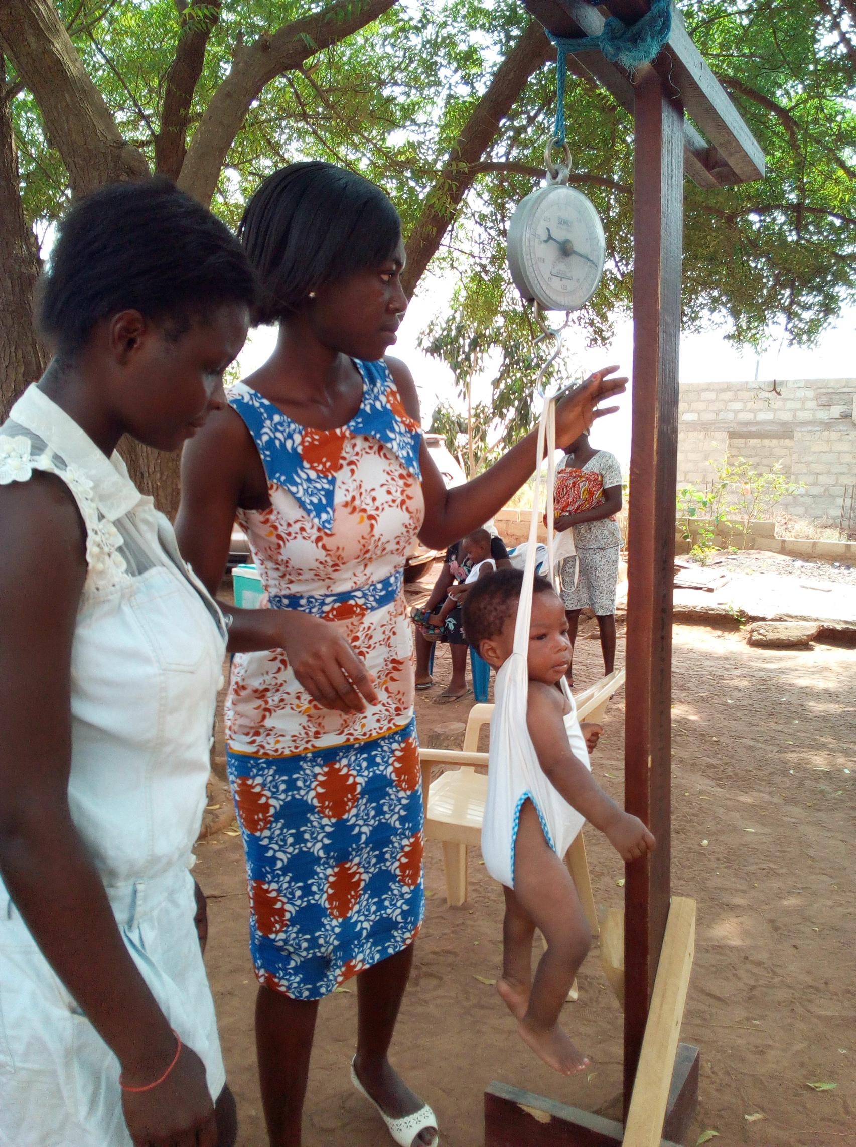 Una mujer pesa a un recién nacido en la región de Amrahia, a las afueras de la capital de Ghana, Acra.