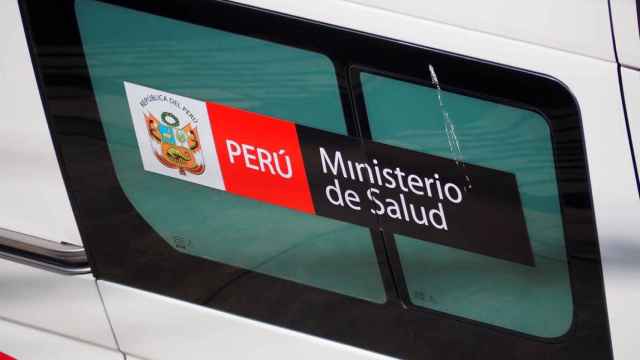 Una ambulancia en Perú, con el logo del Ministerio de Salud.