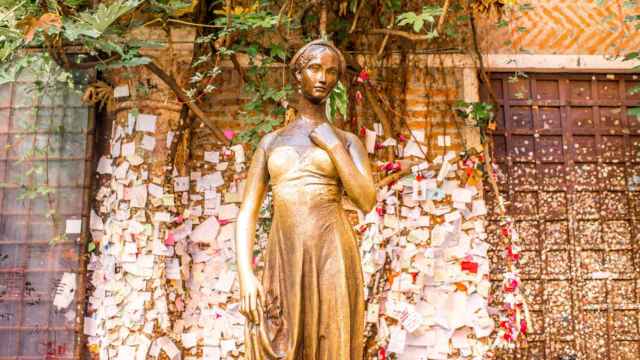 La estatua de Julieta en Verona con una pared llena de cartas de amor.