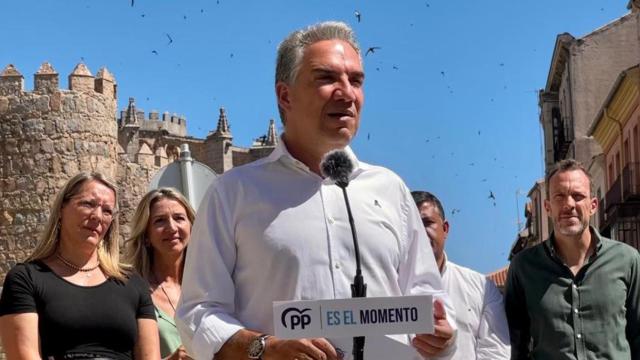 El coordinador general del Partido Popular, Elías Bendodo, en una visita a Ávila