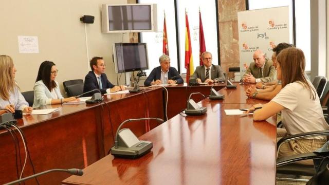 Imagen de la reunión de la Junta y embutidos Santa Cruz en la Delegación Territorial de León