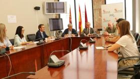 Imagen de la reunión de la Junta y embutidos Santa Cruz en la Delegación Territorial de León