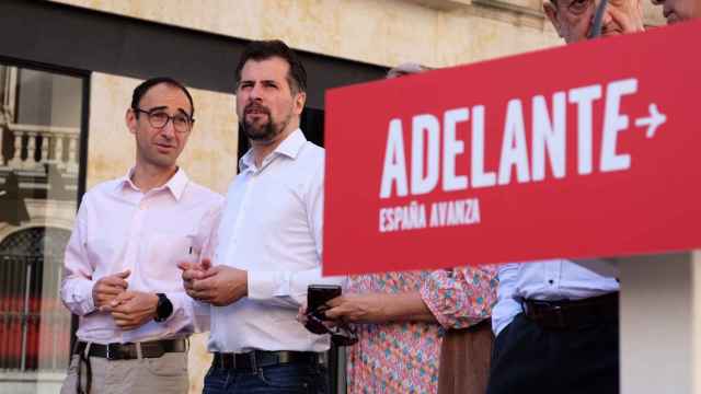 Luis Tudanda, junto a David Serrada, haciendo campaña en Salamanca