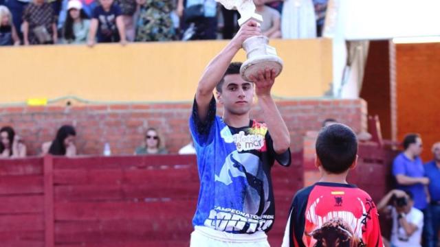 El cortador zamorano Luis Gómez portando el trofeo que lo acredita como ganador del concurso celebrado ayer en Fuentesaúco