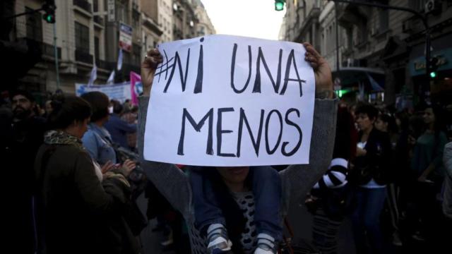 Una joven luce una pancarta durante una manifestación contra la violencia machista.