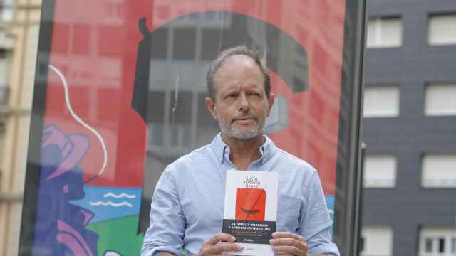 El escritor francés Bernard Minier este domingo en la Semana Negra de Gijón, donde presentó su novela Lucía. Foto: EFE/Juan González.