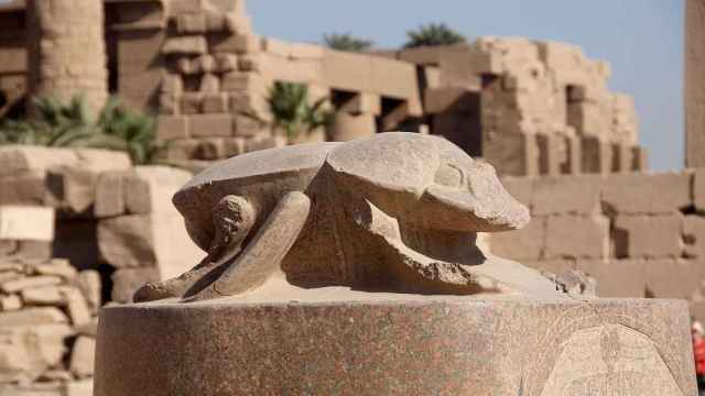 Escultura del escarabajo de la suerte en el templo de Karnak, Luxor, Egipto. Foto: Wouter Hagens/Wikimedia Commons