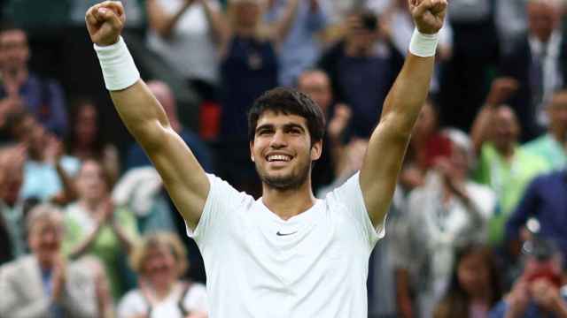 Carlos Alcaraz, celebrando su victoria en los octavos de final de Wimbledon