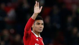 Casemiro saluda al público con la camiseta del Manchester United.