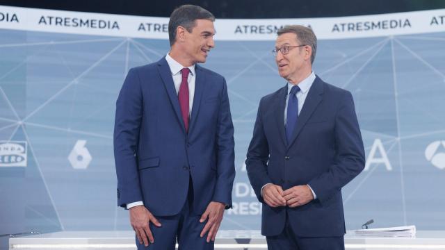 Los candidatos Pedro Sánchez y Alberto Núñez Feijóo, instantes antes del debate.