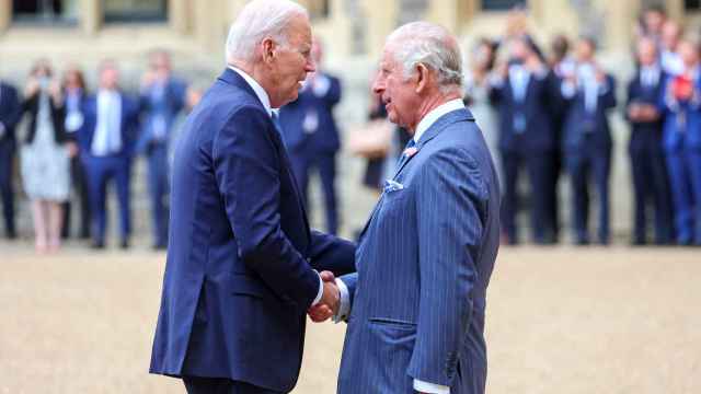 El presidente de los Estados Unidos, Joe Biden, le da la mano al rey Carlos en el cuadrilátero del Castillo de Windsor el 10 de julio de 2023 en Windsor, Inglaterra