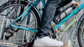 El motor trasero y la batería con forma de botella en una bicicleta.