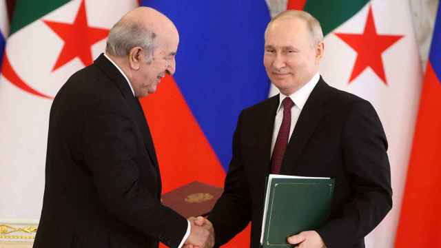 El presidente argelino, Abdelmadjid Tebboune, junto a Vladimir Putin durante una visita a Moscú.