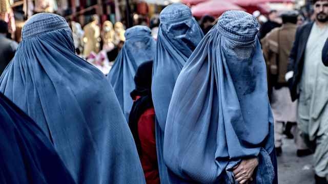 Varias mujeres en un mercado en Afganistán cubiertas por un burka.