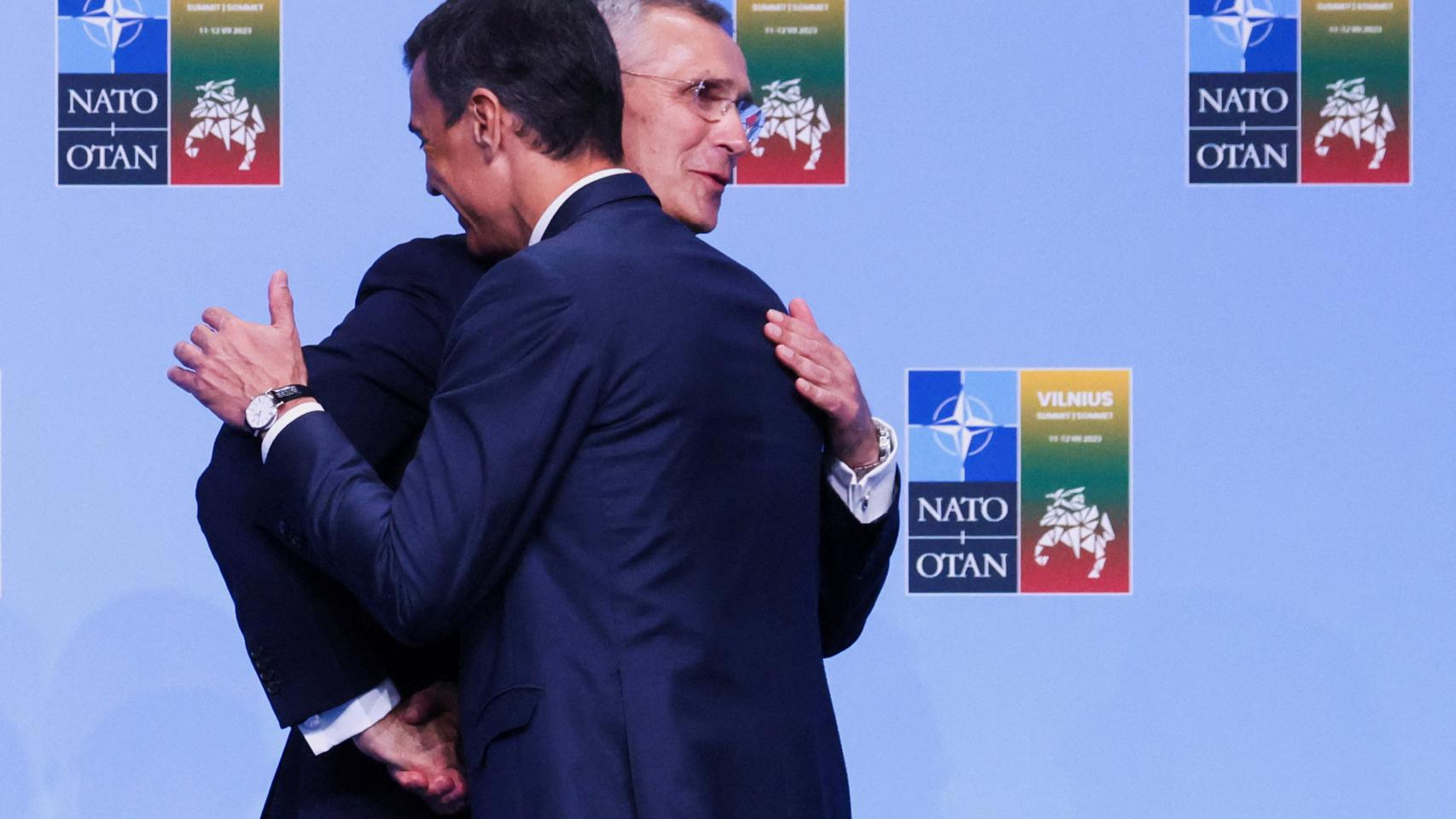 Pedro Sánchez greets Jens Stoltenberg upon his arrival at the Vilnius summit