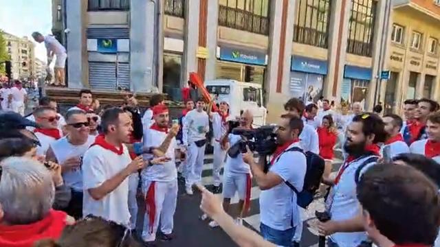 Un reportero de La 1 denuncia el acoso y la violencia en los directos de San Fermín: Está de moda humillarnos