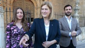 La presidenta del PP de León, Ester Muñoz, la candidata a la Alcaldía, Margarita Torre y su número dos, David Fernández, durante la campaña electoral.