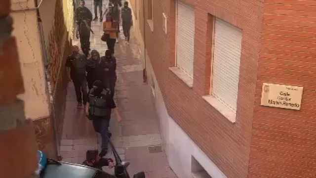 Momento de la detención de la mujer, supuesta terrorista, en Tudela de Duero