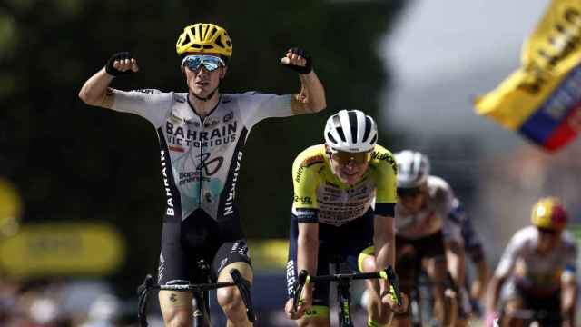 El ciclista español Pello Bilbao, celebrando su victoria en la etapa 10 del Tour de Francia 2023