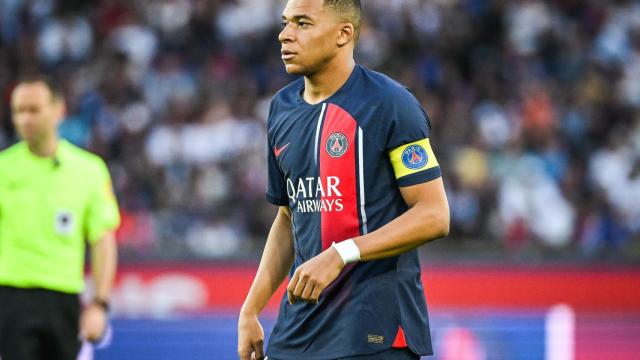 Kylian Mbappé, con el brazalete de capitán del PSG