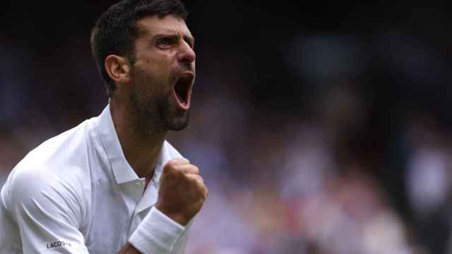 Celebración de Novak Djokovic durante el partido de cuartos de Wimbledon ante Rublev