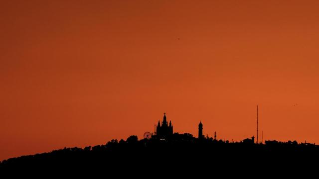 Vista de la montaña del Tibidabo de Barcelona en plena ola de calor intenso en Cataluña el pasado 10 de julio de 2023.