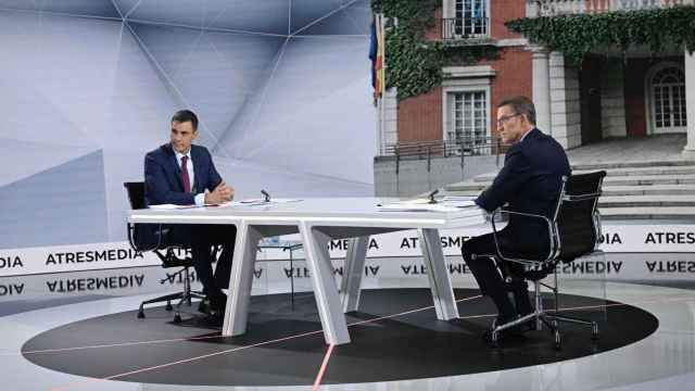 Sánchez y Feijóo, en el plató de Antena 3, este lunes.