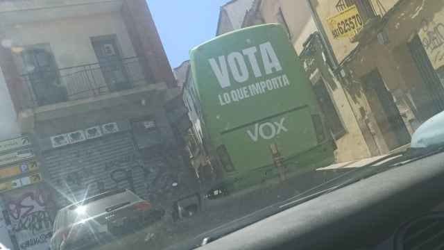 El autobús de Vox, entrando en la calle de Cáceres.