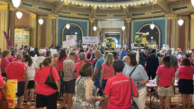 Ciudadanos de Iowa protestando en el Capitolio estatal tras prohibir el aborto.