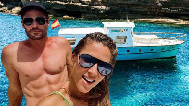 Elsa Pataky y Chris Hemsworth junto al barco que han alquilado en sus vacaciones, en un montaje de JALEOS.