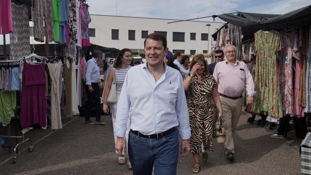 El presidente de la Junta y del PPCyL, Alfonso Fernández Mañueco, durante su visita al municipio vallisoletano de Íscar, este miércoles.