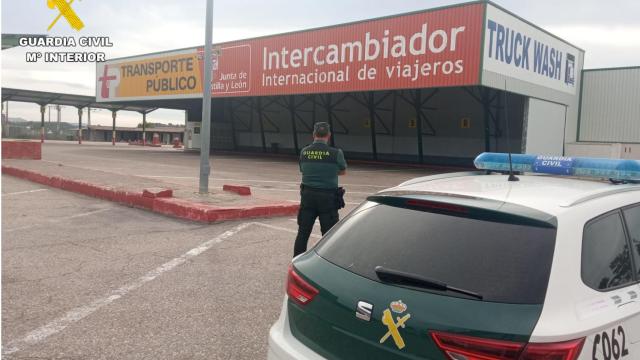 Los agentes en el intercambiador donde han detenido a la mujer