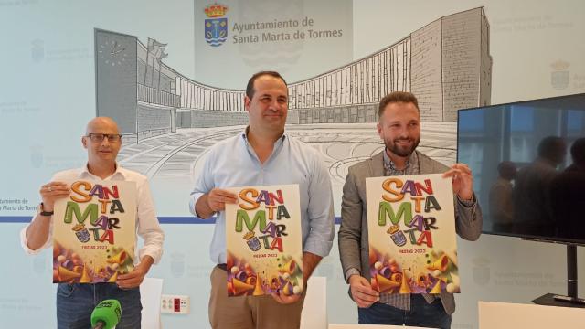 El concejal de Festejos, el alcalde de Santa Marta, David Mingo, y el concejal de Juventud, presentan las fiestas 2023