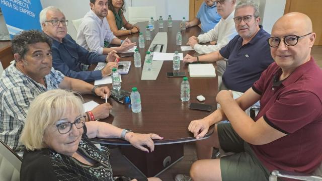 Los candidatos del PSOE al Congreso y Senado por Zamora, Antidio Fagúndez y José Fernández; con el presidente de la CEOE Cepyme Zamora, José María Esbec