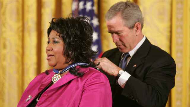 Aretha Franklin recibe del presidente George W. Bush la Medalla Presidencial de la Libertad en la Casa Blanca, en 2005. Foto: US Government