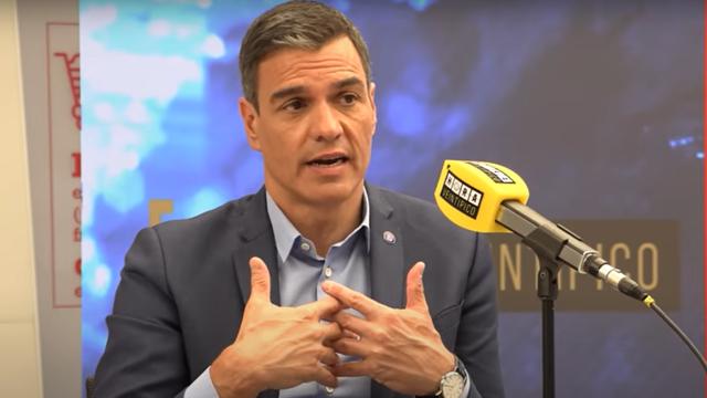 El presidente del Gobierno, Pedro Sánchez, en un momento de la entrevista en 'Hora Veintipico'.