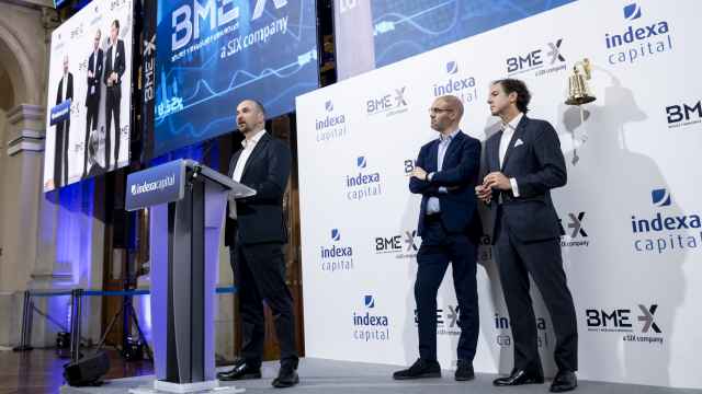 Los socios fundadores de Indexa Capital en el toque de campana: François Derbaix, Unai Ansejo y Ramón Blanco.