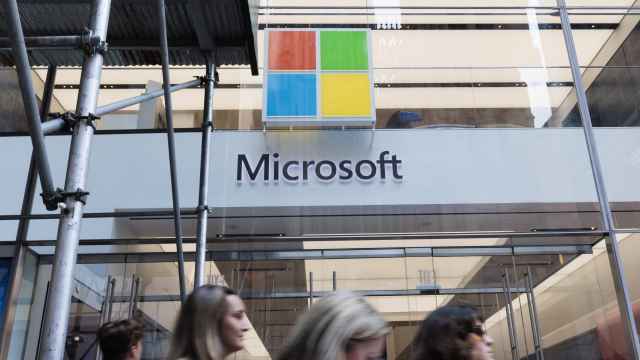 Un grupo de personas pasa por delante de una tienda de Microsoft en Nueva York.