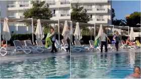 Dos empleados de un hotel de Mallorca actuando contra la práctica de reservar tumbonas.