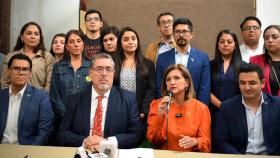 Representantes de Movimiento Semilla en una rueda de prensa. En el centro, Bernardo Arévalo de León, líder del partido.