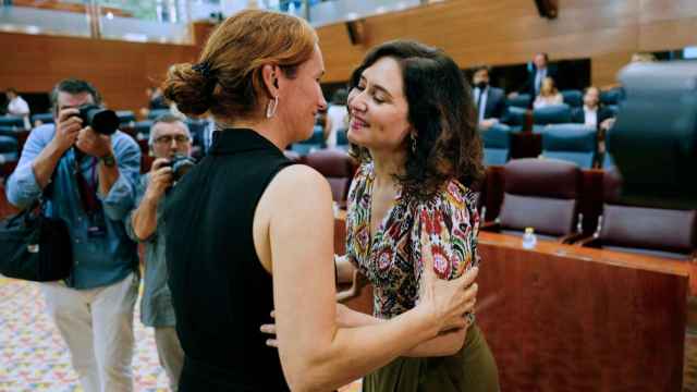 La presidenta de la Comunidad de Madrid, Isabel Díaz Ayuso, y la portavoz de Más Madrid, Mónica García, se abrazan en la Asamblea.